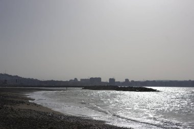 Gün batımında Akdeniz'in Fas Tangier görünümü güneşli bir gün gün batımında