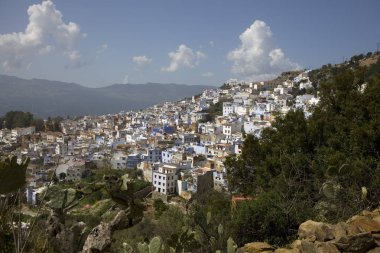 Güneşli bir bahar gününde Chefchaouen şehrinin Fas görünümü
