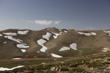 Güneşli bir bahar gününde Fas Yüksek Atlas Dağları