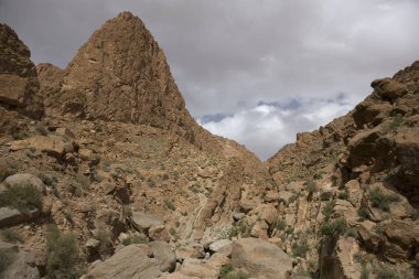 Bulutlu bir bahar gününde Fas Orta Atlas manzara