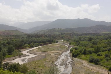 Güneşli bir bahar gününde Fas Orta Atlas dağ manzara