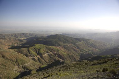 Güneşli bir bahar gününde Fas Orta Atlas dağ manzara