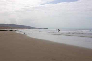 Bulutlu bir bahar gününde Fas Tiznit plaj