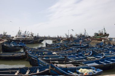 Güneşli bir bahar gününde Fas Essaouira şehir limanı