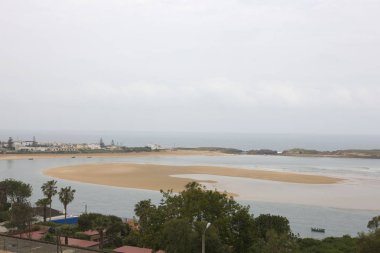 Bulutlu bir bahar gününde Fas Al Jadida plaj