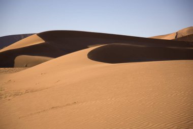 Bir güneşli yaz gününde Namibya Namib çöl dev Dunes