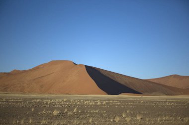 Bir güneşli yaz gününde Namibya Namib çöl dev Dunes