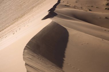 Bir güneşli yaz gününde Namibya Namib çöl dev Dunes