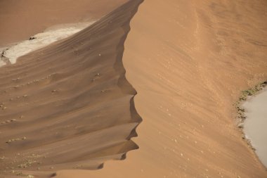 Bir güneşli yaz gününde Namibya Namib çöl dev Dunes