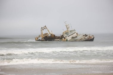 Namibya bulutlu bir günde gemi mahsur