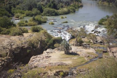 Güneşli bir kış gününde Namibya Epupa Şelalesi