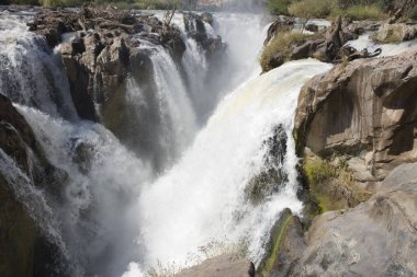 Güneşli bir kış gününde Namibya Epupa Şelalesi