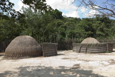 Güneşli bir bahar gününde bir köyün Svaziland görünümü