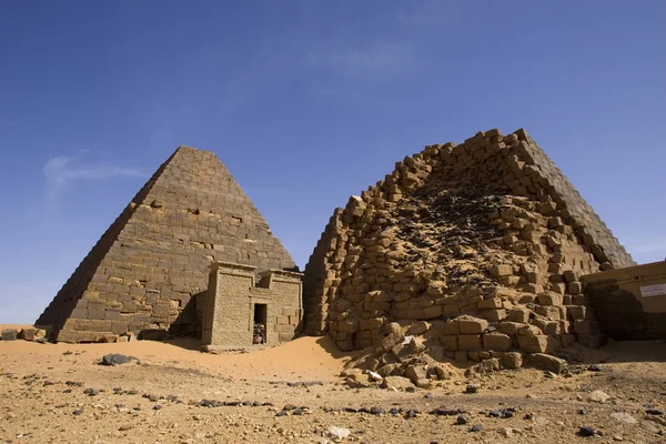Μυστηριώδεις Νουβιές Πυραμίδες Του Σουδάν Στο Meroe Μια Ηλιόλουστη Καλοκαιρινή — Φωτογραφία Αρχείου