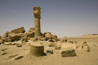 Sudan güneşli bir bahar gününde Stdeinga tapınağın kalıntıları