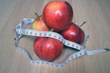 dört kırmızı elma ve bir metre