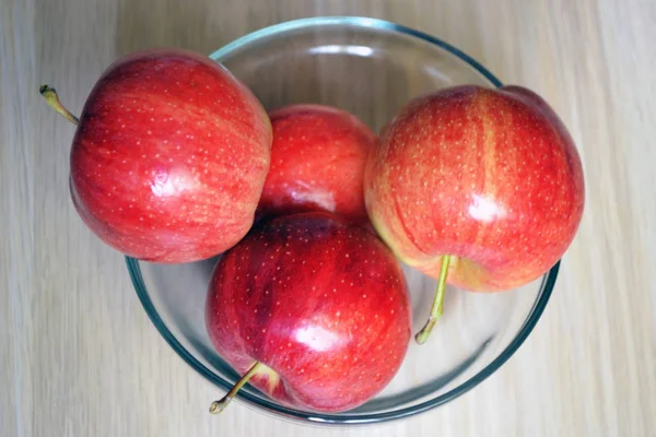 Vier Rote Äpfel Einem Teller — Stockfoto