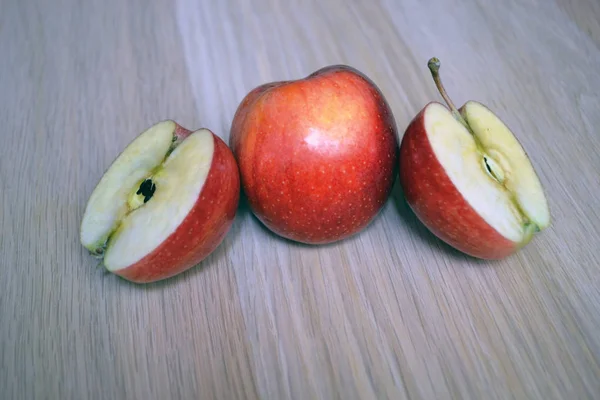 Voller Apfel Und Geschnittener Apfel — Stockfoto