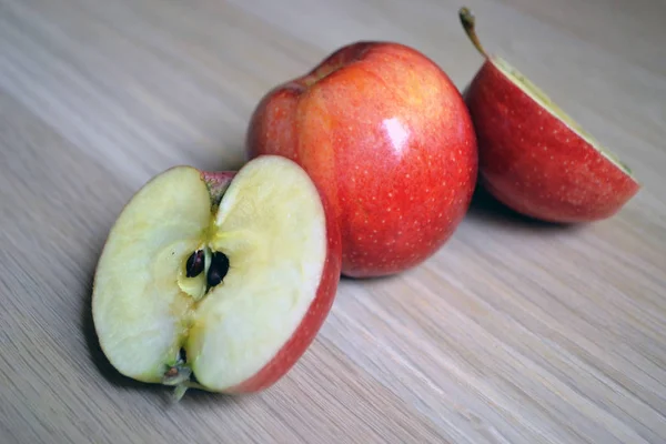 Voller Apfel Und Geschnittener Apfel — Stockfoto