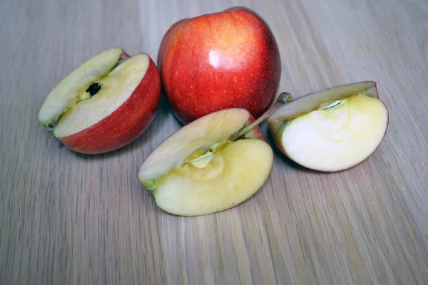 Hela Apple Och Skär Äpple — Stockfoto