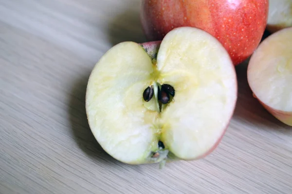 Voller Apfel Und Geschnittener Apfel — Stockfoto