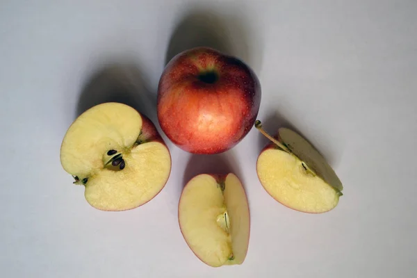 Voller Apfel Und Geschnittener Apfel — Stockfoto