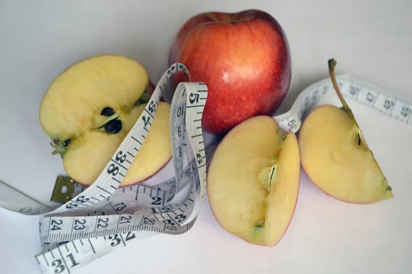 Skär Äpplen Och Mätare — Stockfoto