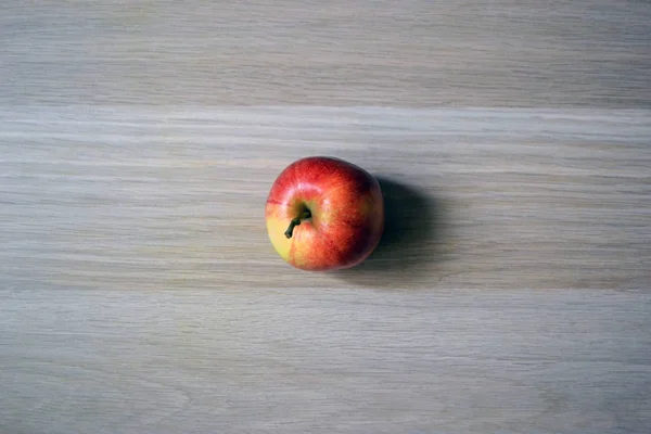 Ein Roter Apfel Auf Dem Tisch — Stockfoto
