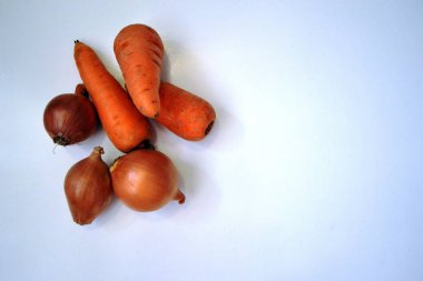 Beyaz arka planda taze sebzeler