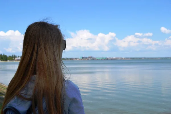 Mladá žena v košili a dívá se na moře. Uzavření zadního pohledu. — Stock fotografie