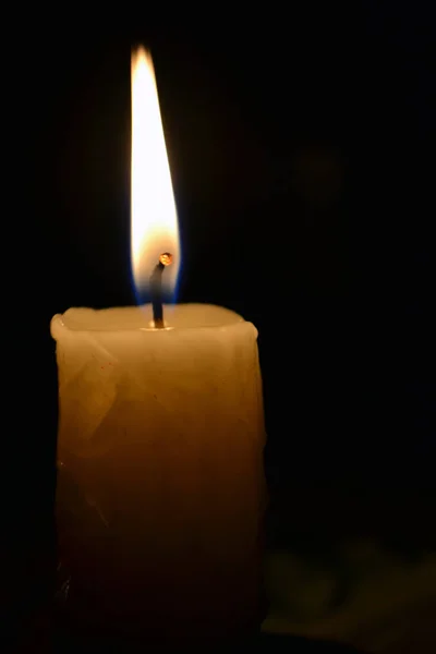 Lonely Candle närbild på svart bakgrund — Stockfoto