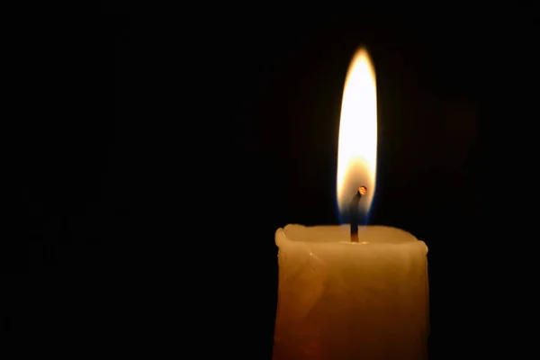 Pojedyncza świeca bliska samotna świeca zbliżenie na czarnym tle — Zdjęcie stockowe