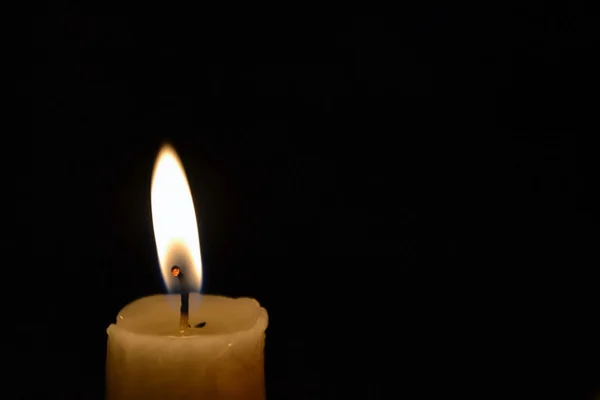 Single candle up close Lonely candle close-up on black background — Stock Photo, Image