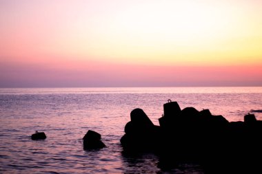 Okyanusüzerinde gün batımı. denizde gün batımı