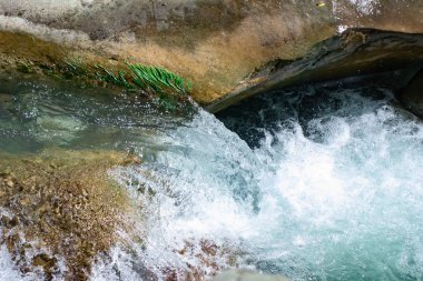 Vadiden şelale.dağ nehrinden şelale. hızlı akım