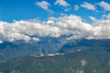 bulutlu bir günde yeşil dağ, manzara