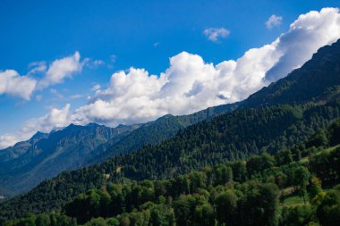 bulutlu bir günde yeşil dağ, manzara