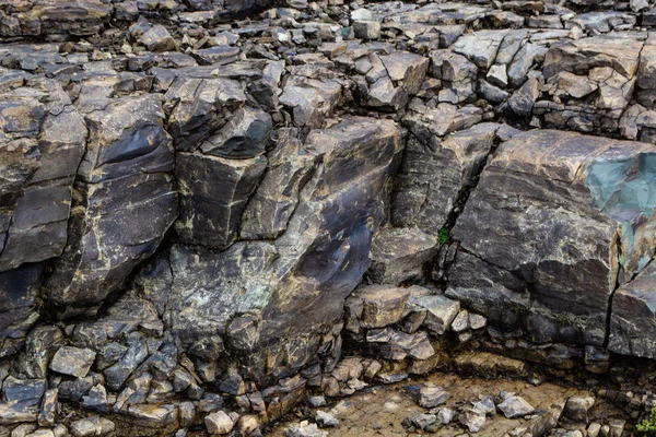 Κοντινή ανακούφιση από μεγάλους βράχους. Φυσική ιώδης πέτρα υφή φόντου — Φωτογραφία Αρχείου
