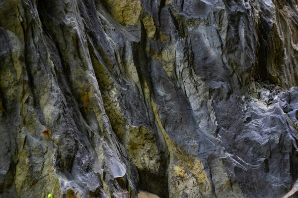 Bliska ulgę wielkich skał. Naturalna tekstura tła skały magmowych — Zdjęcie stockowe