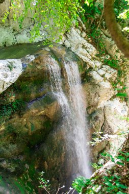 Milli parktaki kayalıklardan küçük şelale.