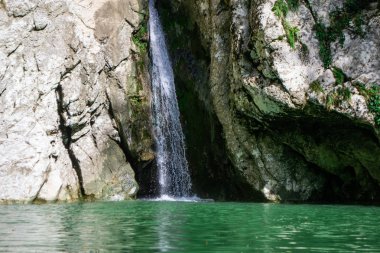 Milli parktaki kayalıklardan küçük şelale.
