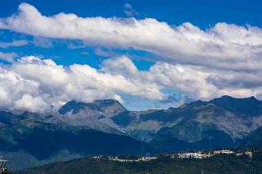 Sabah gökyüzü altında bulutlu görkemli dağlar. Fırtınadan önce bulutlu gökyüzü. Carpathian, Ukrayna, Avrupa.