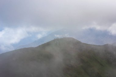 Sabah gökyüzü altında bulutlu görkemli dağlar. Fırtınadan önce bulutlu gökyüzü. Carpathian, Ukrayna, Avrupa.