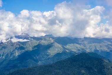 Sabah gökyüzü altında bulutlu görkemli dağlar. Fırtınadan önce bulutlu gökyüzü. Carpathian, Ukrayna, Avrupa.