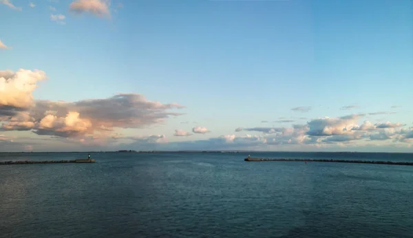 Panoramic _ view em porto comercial de carga marítima. O porto tem saída — Fotografia de Stock