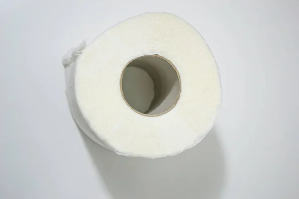 Закрытие белой туалетной бумаги на белом фоне с вырезкой дорожки — стоковое фото