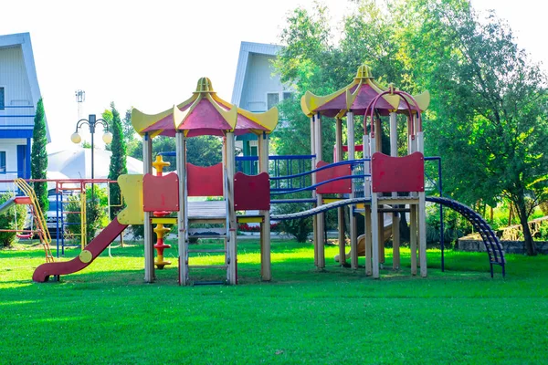 Colorido parque infantil en el patio en el parque. —  Fotos de Stock