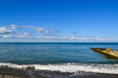 Günbatımında gökyüzü. Doğa bileşimi. Deniz, gökyüzü, bulutlar, dalga