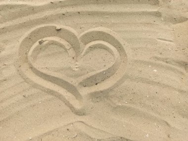 kuma çizilmiş kalp. plaj arka plan. Üstten Görünüm