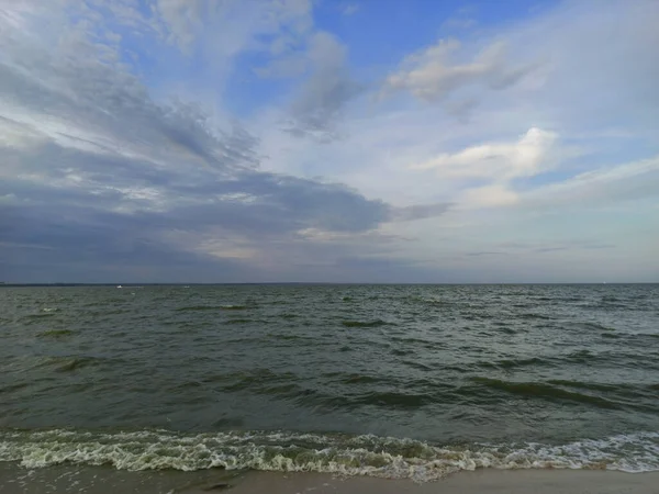 Blaues Meer Mit Wellen Und Himmel Mit Wolken — Stockfoto